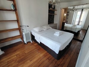 2 makuuhuonetta, työpöytä, silitysrauta/-lauta, vauvan matkasänky