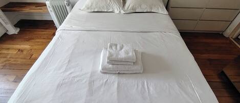 2 Schlafzimmer, Schreibtisch, Bügeleisen/Bügelbrett, Reisekinderbett