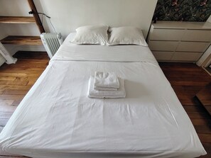 2 dormitorios, escritorio, tabla de planchar con plancha y cuna de viaje