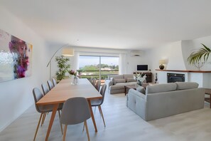 TV, fireplace - Holiday Home 'Tres Palmeras' with Sea View, Wi-Fi and Air Conditioning (Cales de Mallorca)