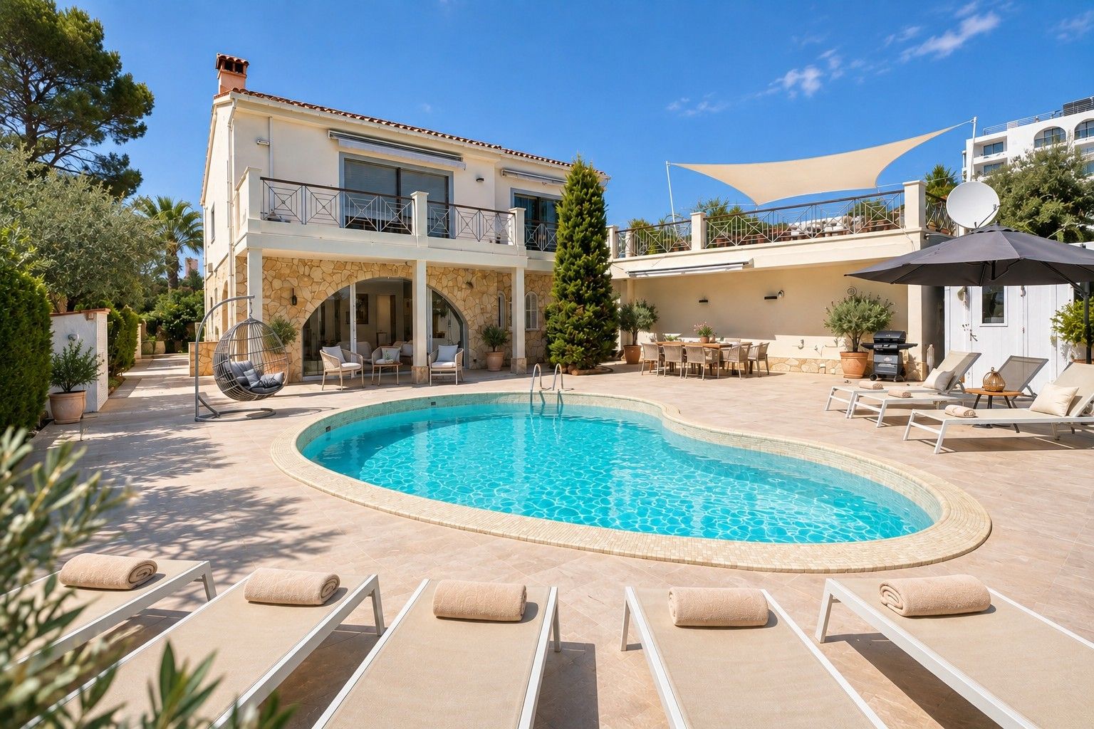 Un espace aménagé au bord de la piscine, avec des chaises longues et une piscine.