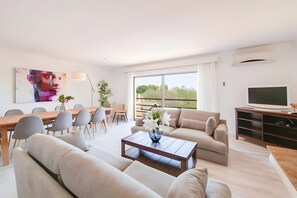 TV, fireplace - Holiday Home 'Tres Palmeras' with Sea View, Wi-Fi and Air Conditioning (Cales de Mallorca)