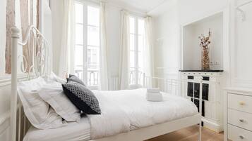 1 camera, una scrivania, ferro/asse da stiro, culla da viaggio