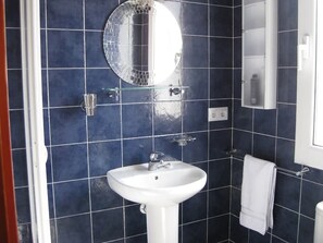 Shower, towels - Villa 'Marrón' with Private Pool, Wi-Fi and Air Conditioning (Cala en Porter)