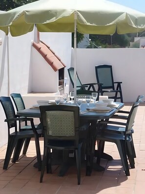 Outdoor dining - Villa 'Marrón' with Private Pool, Wi-Fi and Air Conditioning (Cala en Porter)