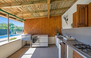 Fridge, oven, stovetop, coffee/tea maker