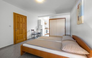 2 habitaciones, tabla de planchar con plancha y wifi gratis 