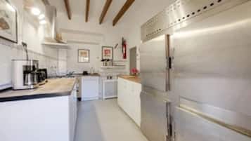 Køleskab, kogeplade, elkedel, brødrister