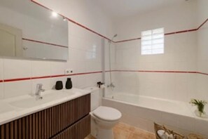 Suihku, hiustenkuivaaja, pyyhkeet