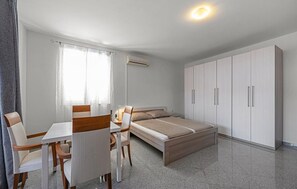 3 chambres, coffres-forts dans les chambres, fer et planche à repasser