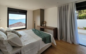 5 dormitorios, tabla de planchar con plancha, cuna de viaje