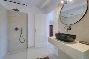 Shower, hair dryer, towels - Holiday Home 'Casita' with Shared Pool, Wi-Fi and Air Conditioning (Manacor)