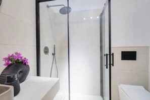 Shower, hair dryer, towels - Holiday Home 'Marilla I' with Communal Pool, Wi-Fi, and Air Conditioning (Manacor)