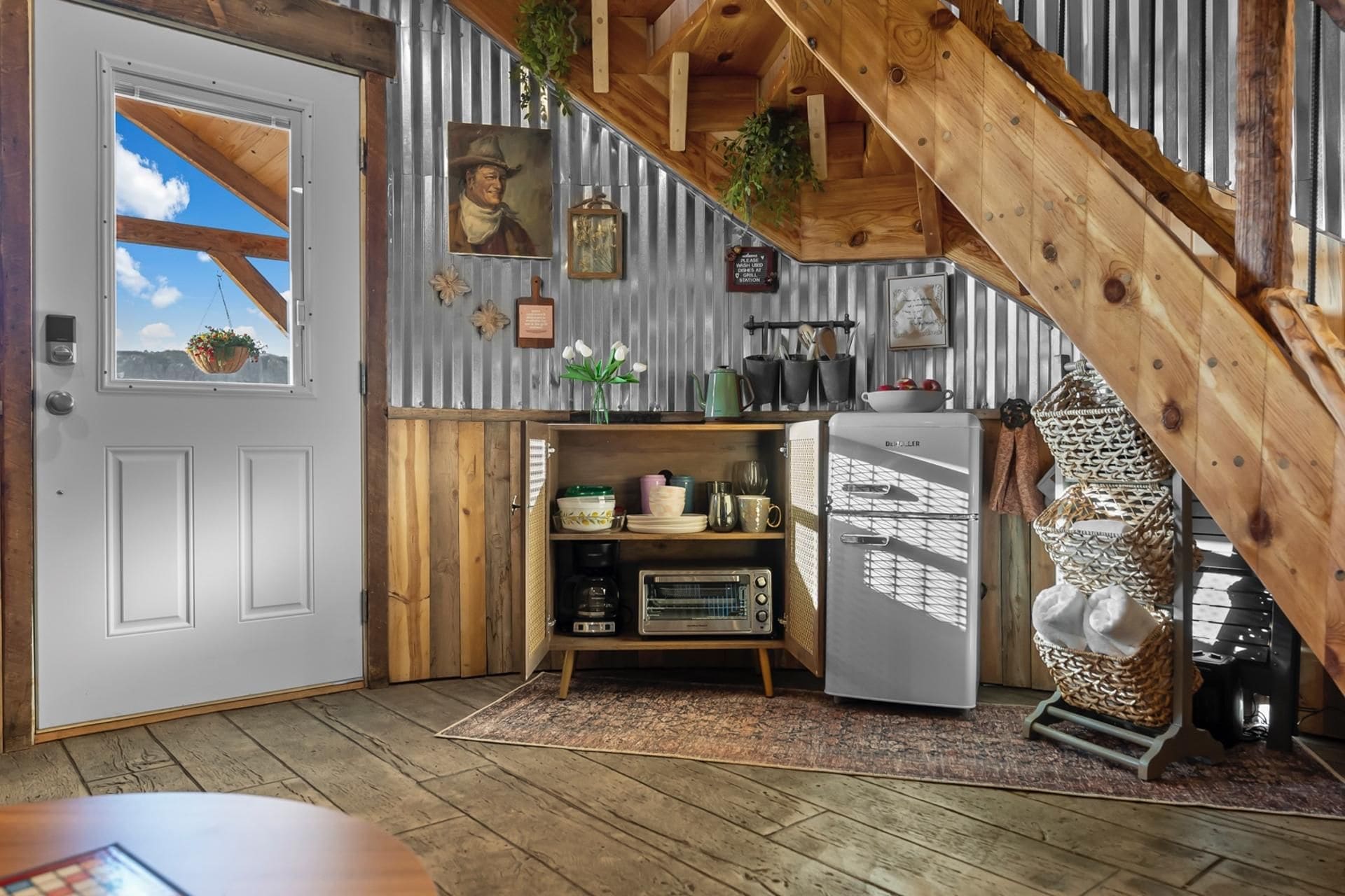 Eine rustikale Küche mit Holzbalkendecke, einem Kühlschrank und einer Mikrowelle.