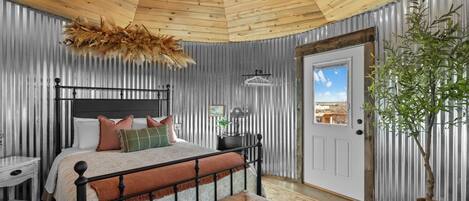 1 bedroom, bed sheets