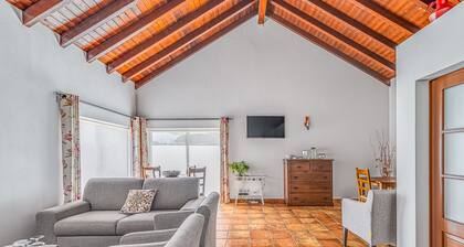 Apartment 'Ti Joaquim - Suite Deluxe' with Shared Pool, Wi-Fi and Air Conditioning