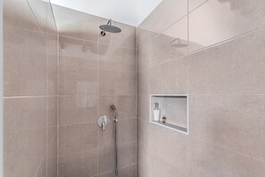 Ducha, secador de pelo, toallas