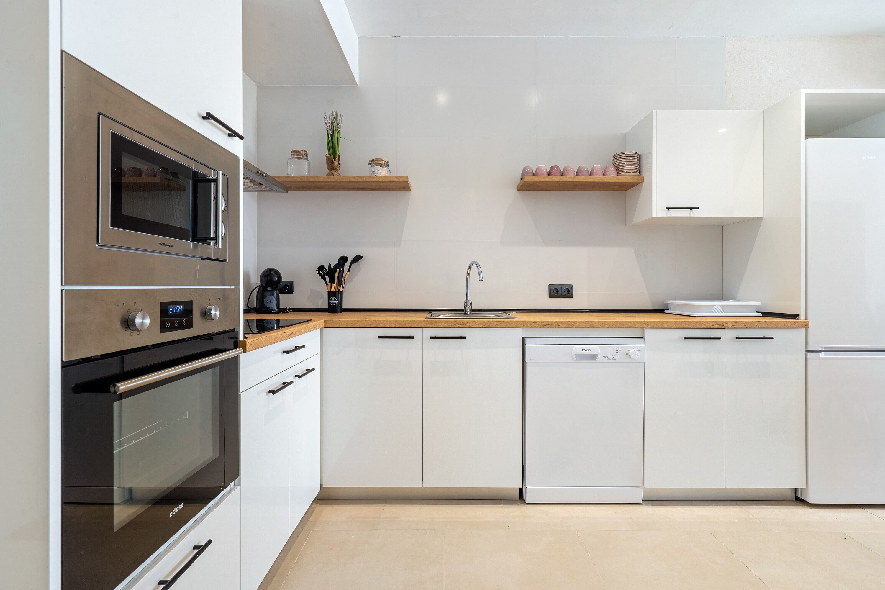 Geladeira, micro-ondas, lava-louças, cafeteira/chaleira