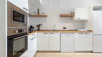 Geladeira, micro-ondas, lava-louças, cafeteira/chaleira