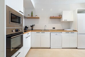 Jääkaappi, mikroaaltouuni, astianpesukone, kahvin-/teenkeitin