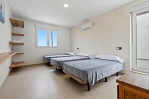 5 bedrooms, free WiFi - Holiday Home 'Trabucador' with Mountain View, Wi-Fi and Air Conditioning (Camarles)