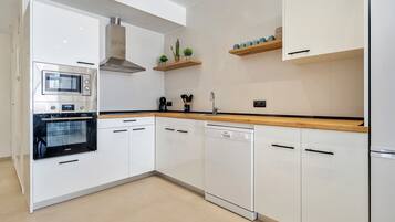 Fridge, microwave, dishwasher, coffee/tea maker