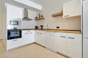 Réfrigérateur, micro-ondes, lave-vaisselle, cafetière/bouilloire