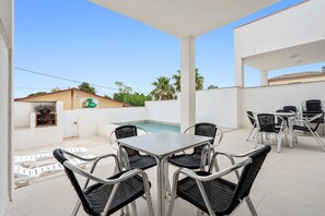 Outdoor dining - Holiday Home 'Arenal' with Mountain View, Wi-Fi and Air Conditioning (Camarles)