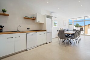 Fridge, microwave, dishwasher, coffee/tea maker