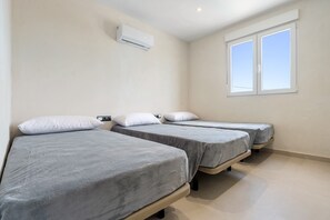 5 bedrooms, free WiFi - Holiday Home 'Illa De Buda' with Mountain View, Wi-Fi and Air Conditioning (Camarles)