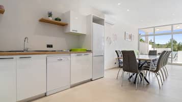 Fridge, microwave, dishwasher, coffee/tea maker