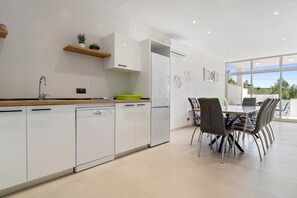 Fridge, microwave, dishwasher, coffee/tea maker - Holiday Home 'Illa De Buda' with Mountain View, Wi-Fi and Air Conditioning (Camarles)