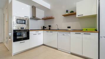 Geladeira, micro-ondas, lava-louças, cafeteira/chaleira