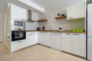 Fridge, microwave, dishwasher, coffee/tea maker - Holiday Home 'Illa De Buda' with Mountain View, Wi-Fi and Air Conditioning (Camarles)