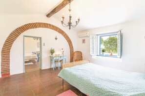 8 bedrooms, iron/ironing board, free WiFi, bed sheets - Vacation Home “Sesmarias Dos Nobres“ with private pool , terrace bar and lakes (Azinheira Dos Barros)