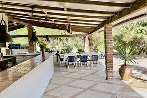 Outdoor dining - Vacation Home “Sesmarias Dos Nobres“ with private pool , terrace bar and lakes (Azinheira Dos Barros)