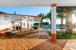 Outdoor dining - Villa 'Las Rosas' with Private Pool, Wi-Fi and Air Conditioning (Albufeira)