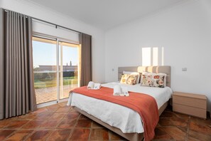 6 عدّة غرف نوم ومكواة/لوح كي وواي فاي مجانًا وملاءات أسرّة