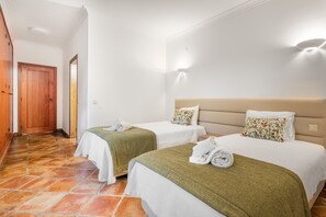 6 bedrooms, iron/ironing board, free WiFi, bed sheets - Villa 'Las Rosas' with Private Pool, Wi-Fi and Air Conditioning (Albufeira)