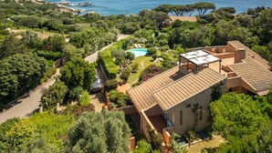 A Mediterranean villa with a swimming pool, terracotta roof, and lush gardens. - Villa 'Viola Con Piscina E Giardino' with Sea View, Private Pool and Wi-Fi (Punta Sardegna)