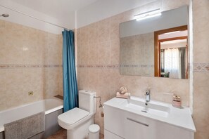 Douche, sèche-cheveux, serviettes fournies