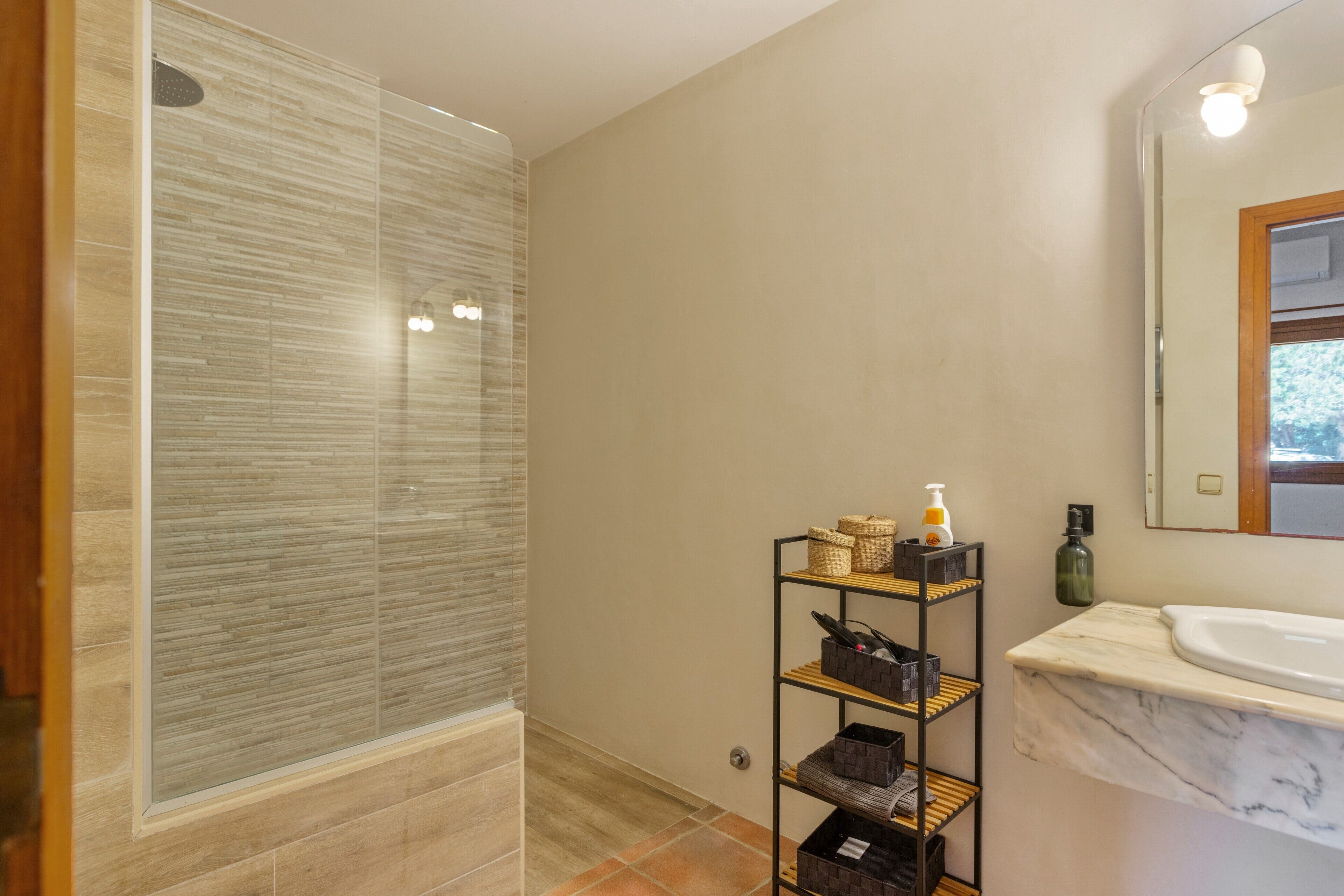 Regadera, secadora de cabello, toallas 