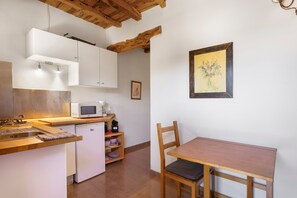 Refrigerador, microondas, parrilla de estufa y cafetera y tetera 