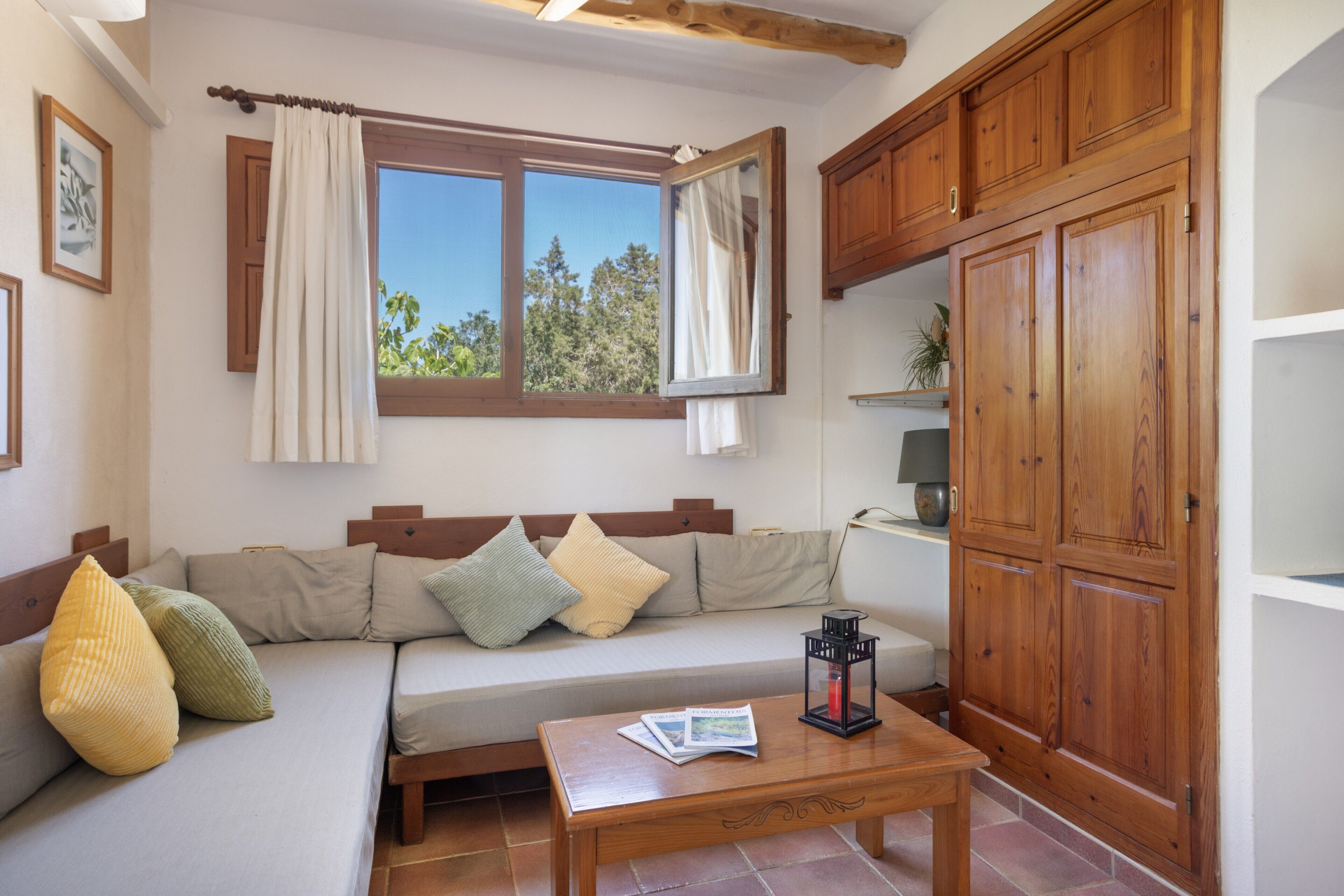 Fernseher, Tischtennisplatte, Stereoanlage