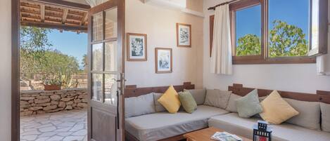 TV, tavolo da ping pong