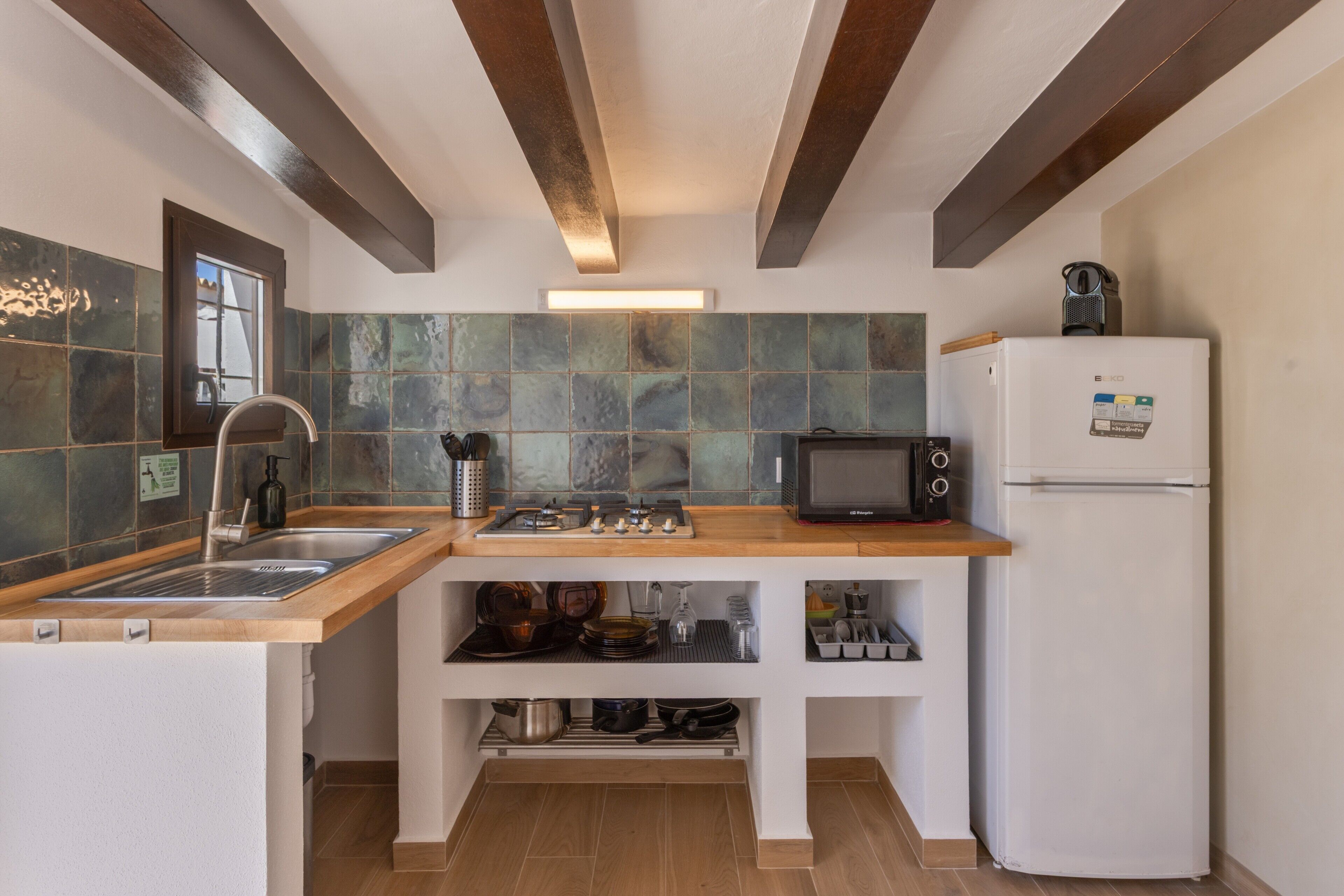 Kühlschrank, Mikrowelle, Herdplatte, Wasserkocher mit Kaffee-/Teezubehör