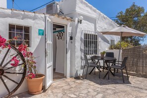 Outdoor dining - Holiday Home 'Can Vital 1' with Private Terrace, Wi-Fi and Air Conditioning (Illes Balears)