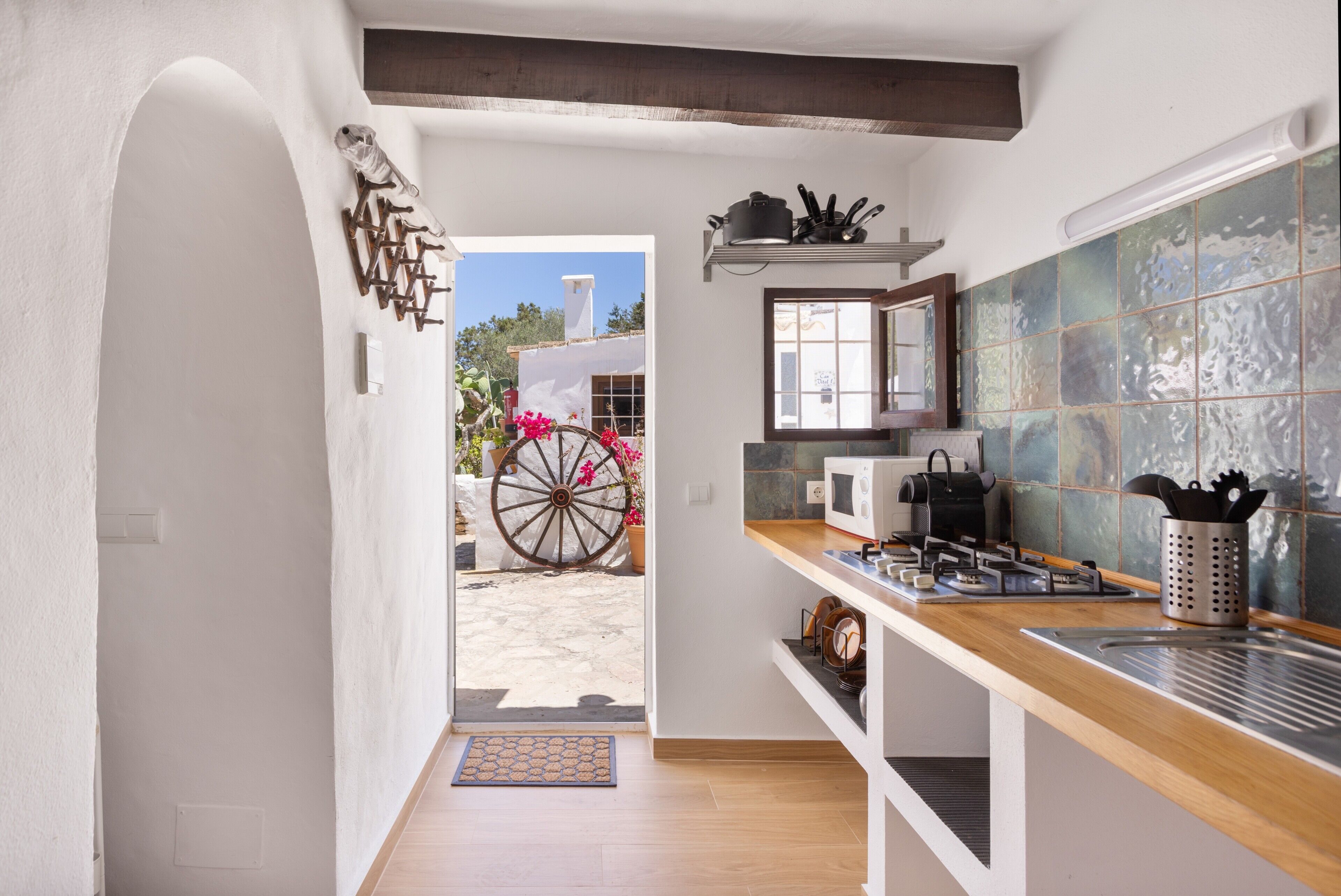 Kühlschrank, Mikrowelle, Herdplatte, Wasserkocher mit Kaffee-/Teezubehör