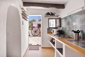 Kühlschrank, Mikrowelle, Herdplatte, Wasserkocher mit Kaffee-/Teezubehör