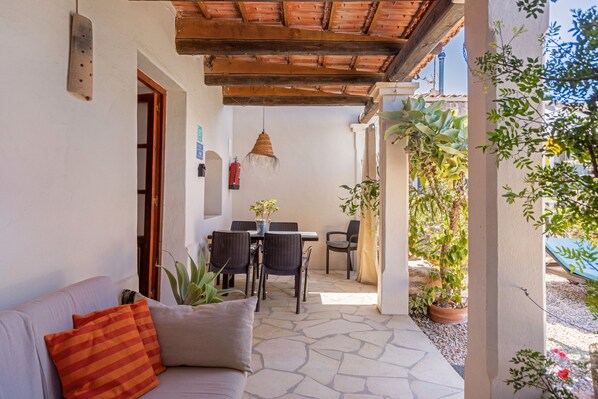 Outdoor dining - Country House 'Es Pujols - Can Mussenya' with Private Terrace, Wi-Fi and Air Conditioning (Illes Balears)